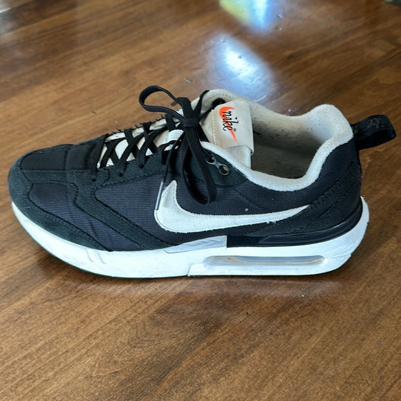 you’re purchasing a used pair of Nike Boy Air Max. Size 6.5 - Picture 4 of 4